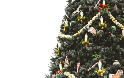 满是装饰品和金属丝的圣诞树